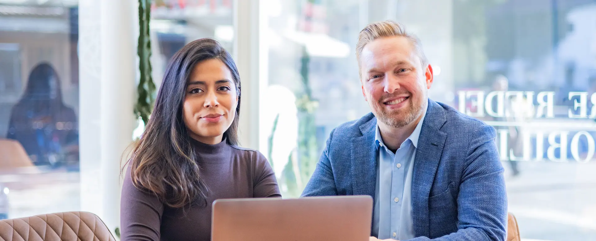Das Team von Andre Riedel Immobilien im Büro in Norderstedt